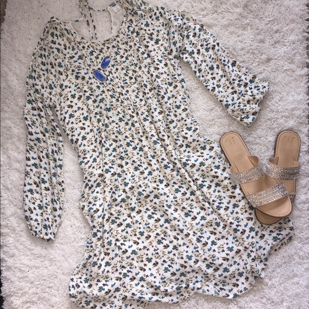 Cute floral dress with cut out shoulders !